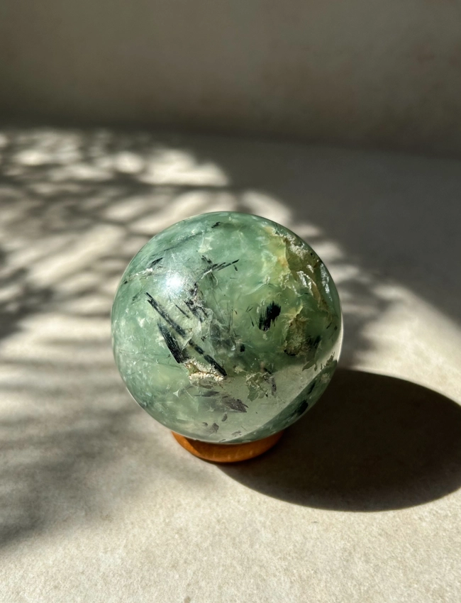 sfera in Phrenite Tormalinata